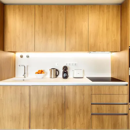 Modern 1-bed With Terrace شقة *